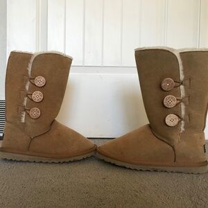 UGG Australia leather and shearling lined button side Women’s boot size 8